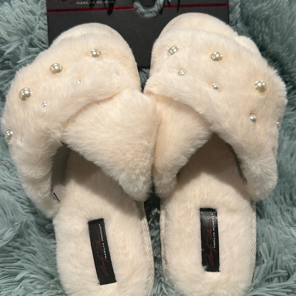 NWT Marilyn Munroe Memory Foam Slippers encrusted with Faux Pearls on one strap.